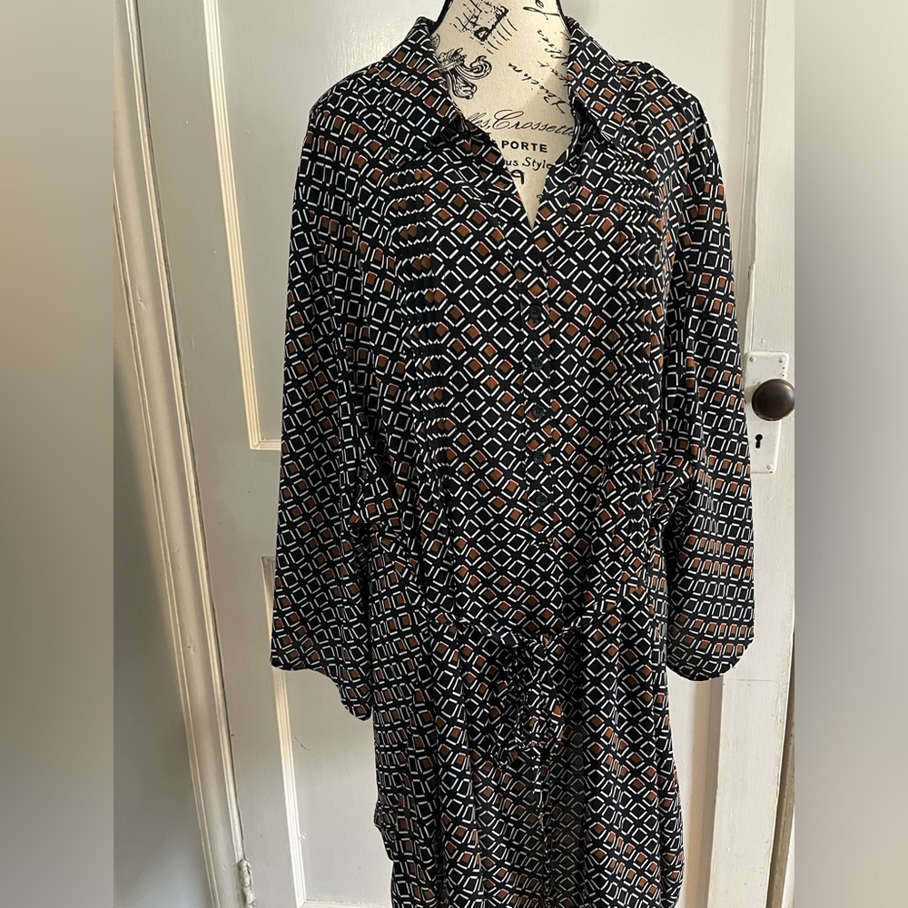 Beautiful lightweight tunic with tie belt, buttons and collar